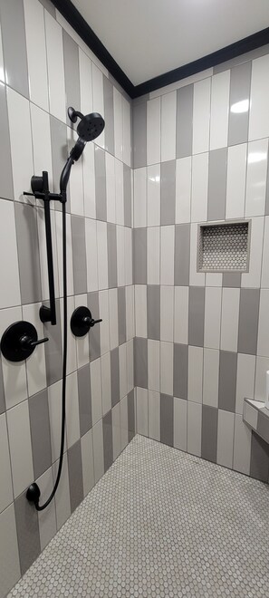 Shower, hair dryer, towels, soap - Reconnect with Nature Farmhouse sleeps 6, two large bathrooms, full kitchen, (Whiteville)