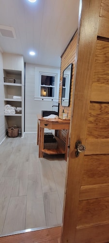 Reconnect with Nature Farm House sleeps 6, two large bathrooms, full kitchen,