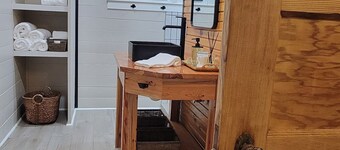 Reconnect with Nature Farm House sleeps 6, two large bathrooms, full kitchen,