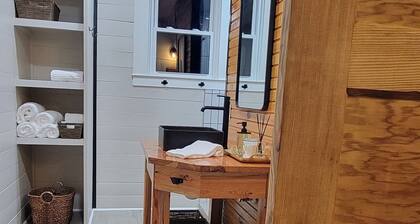 Reconnect with Nature Farm House sleeps 6, two large bathrooms, full kitchen,