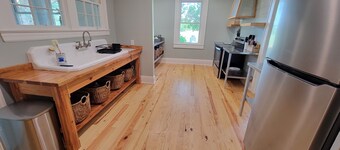 Reconnect with Nature Farmhouse sleeps 6, two large bathrooms, full kitchen,