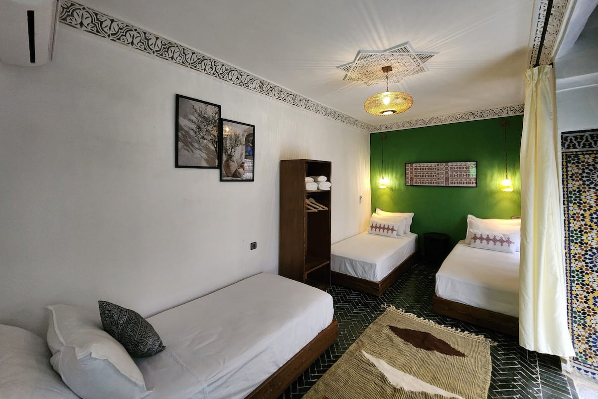 Elite Triple Room, Patio (Alcazar Suite with Private Bathroom) | Bathroom