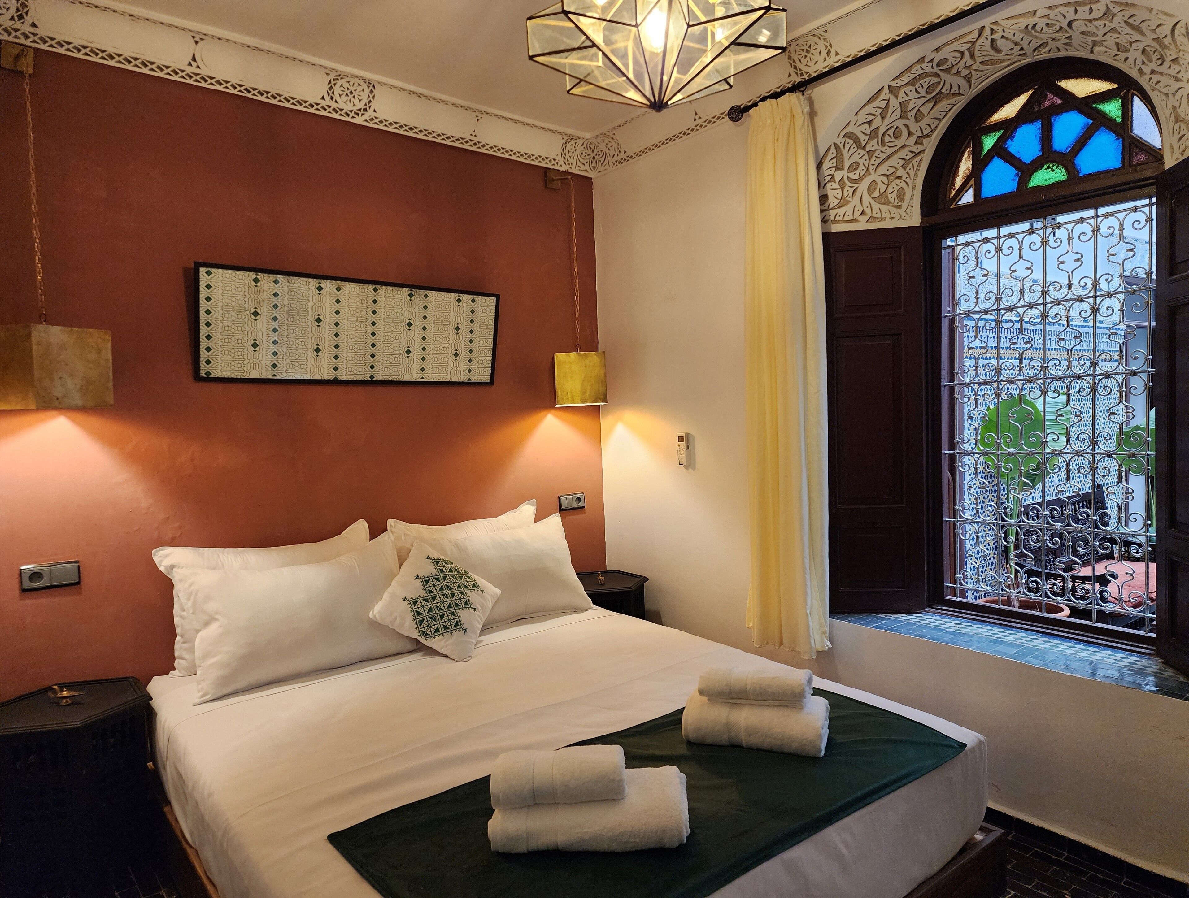 Habitación doble de diseñador, patio (Zellige Suite with Private Bathroom) | Wifi gratis y ropa de cama 