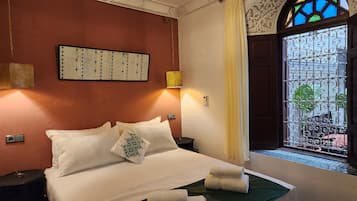 Habitación doble de diseñador, patio (Zellige Suite with Private Bathroom) | Wifi gratis y ropa de cama