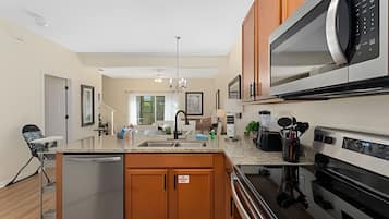 Chaleira elétrica, talheres/pratos/utensílios de cozinha