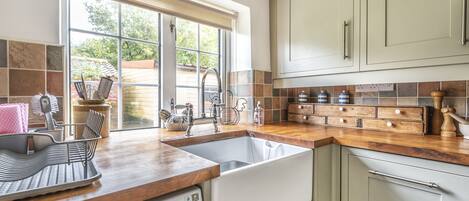 冷蔵庫、電子レンジ、オーブン、食器洗い機