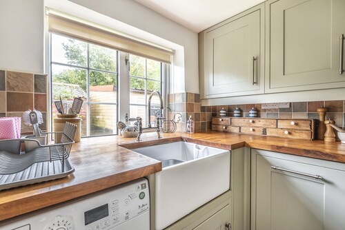 Crab Cottage - sleeps 4 guests  in 2 bedrooms