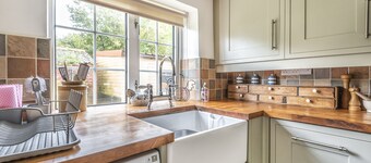 Crab Cottage - sleeps 4 guests  in 2 bedrooms