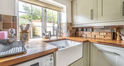 Crab Cottage - sleeps 4 guests in 2 bedrooms