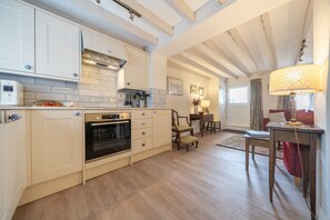 Fridge, microwave, oven, stovetop - Grasshopper Cottage - sleeps 4 guests  in 2 bedrooms (Stanhoe)