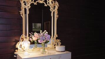 Kahden hengen classic-huone, näköala puutarhaan | Pimennysverhot, silitysrauta/-lauta, ilmainen Wi-Fi