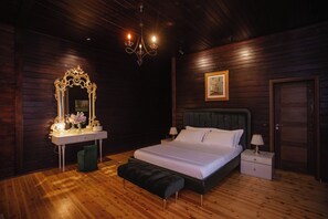 Classic dubbelrum - utsikt mot trädgården | Mörkläggningsgardiner, strykjärn/strykbräda och gratis wi-fi