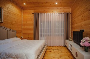 Signature Double Room, Garden View | Individually decorated, individually furnished, blackout drapes