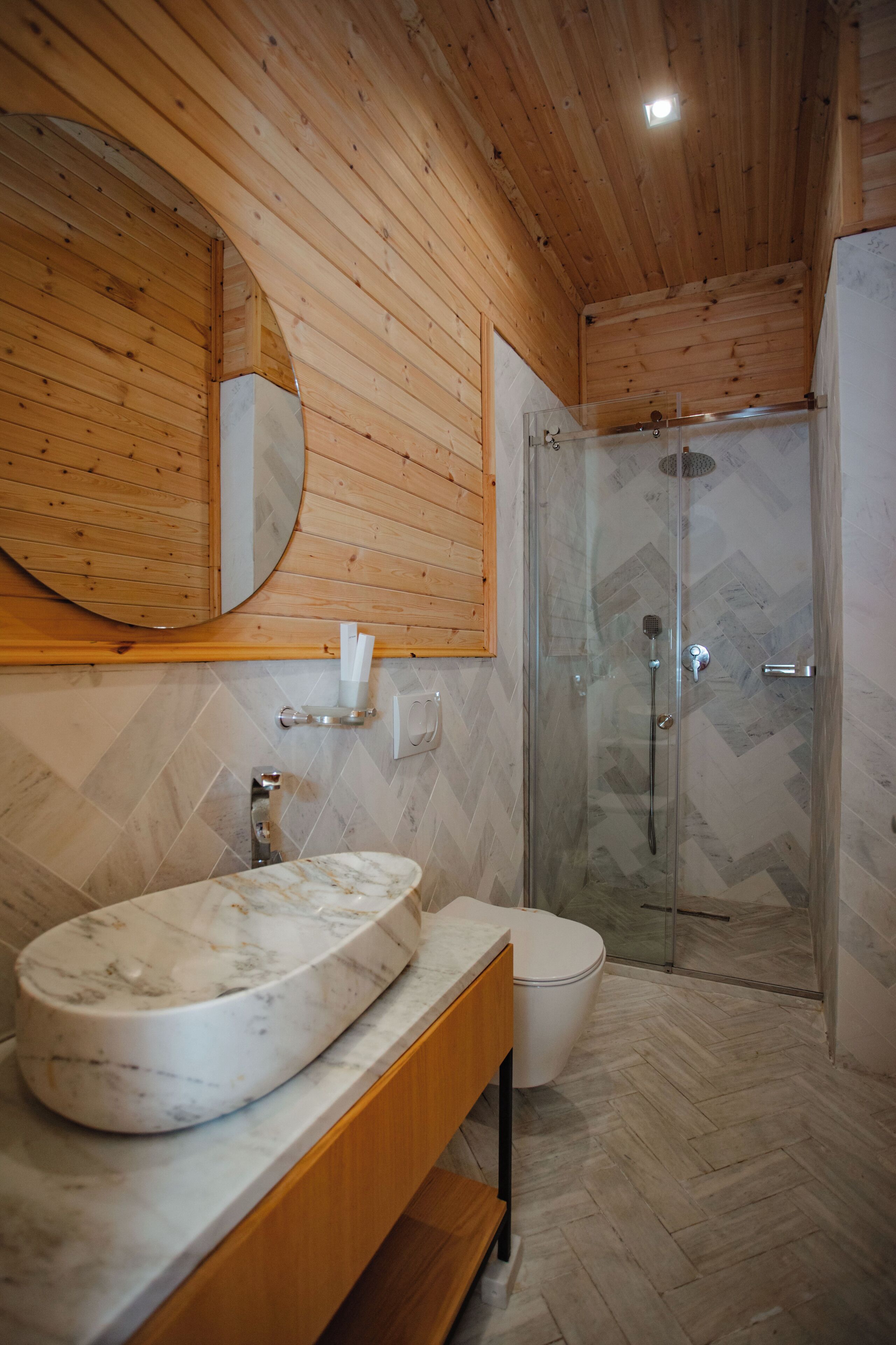 Habitación Signature doble, vistas al jardín | Baño | Ducha, artículos de higiene personal gratuitos y secador de pelo