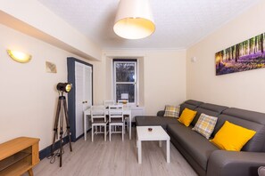 Living area - Central apartment near the meadows (Edinburgh)