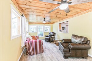 Living area - Yoga Studio with two houses at Lake Texoma (Pottsboro)