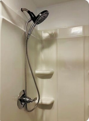 Douche, séchoir à cheveux, serviettes fournies, savon