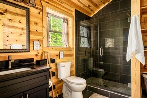 Chuveiro, secador de cabelo, toalhas de banho, sabonete