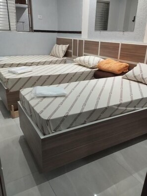 Quarto triplo standard | Ferros/tábuas de passar roupa, Wi-Fi de cortesia