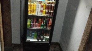 Máquina expendedora con diversas bebidas y aperitivos.