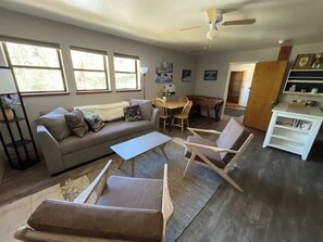 Televisio, takka, työhuone