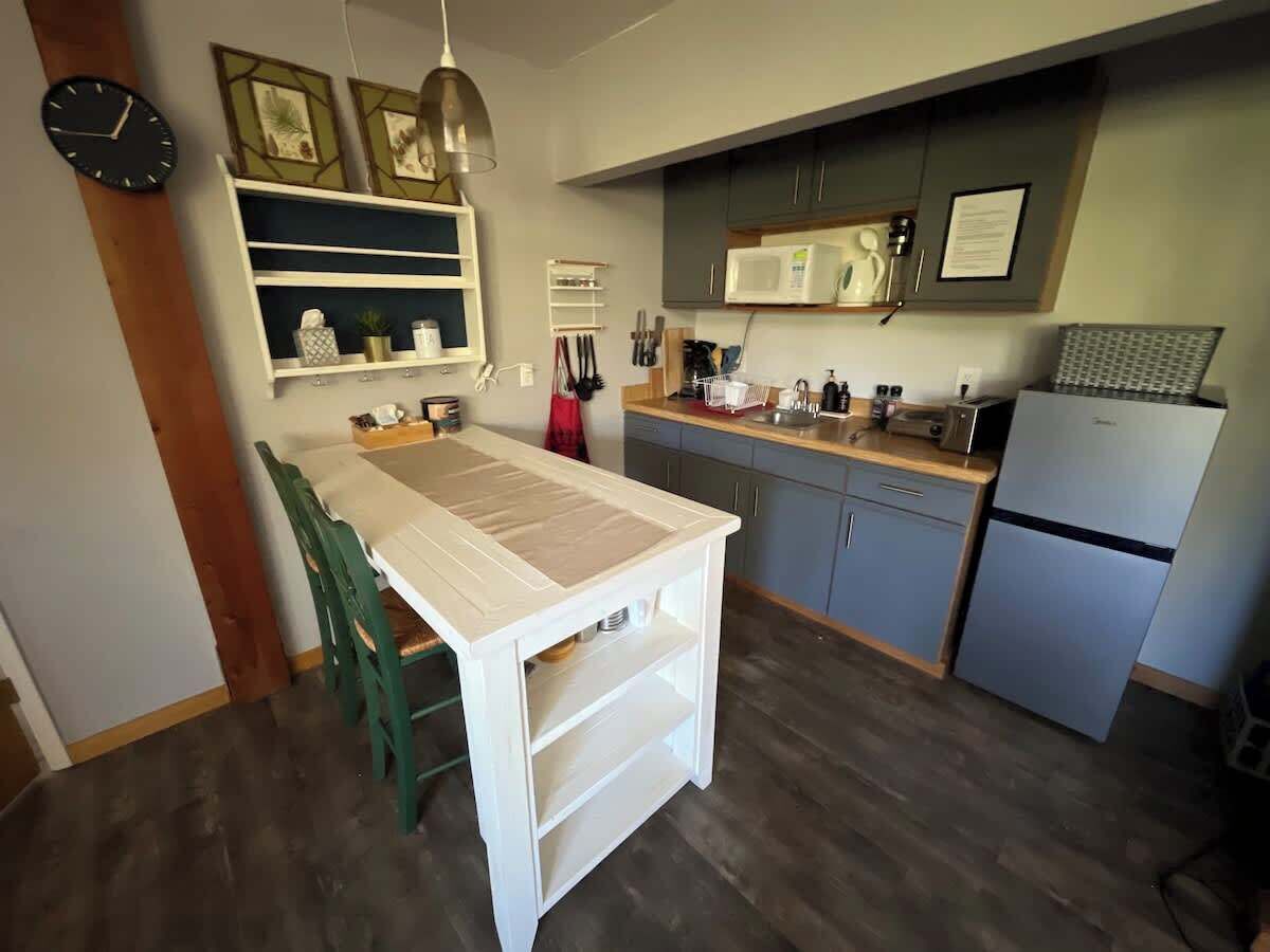 Réfrigérateur, micro-ondes, cafetière/bouilloire, grille-pain