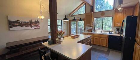 冷蔵庫、電子レンジ、オーブン、コンロ