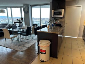 Fridge, microwave, oven, stovetop - Breathtaking Views with Sauna, Pool &Jacuzzi (Vancouver)