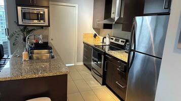 Jääkaappi, mikroaaltouuni, uuni, liesi