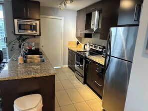 Frigorifero, microonde, forno, piano cottura