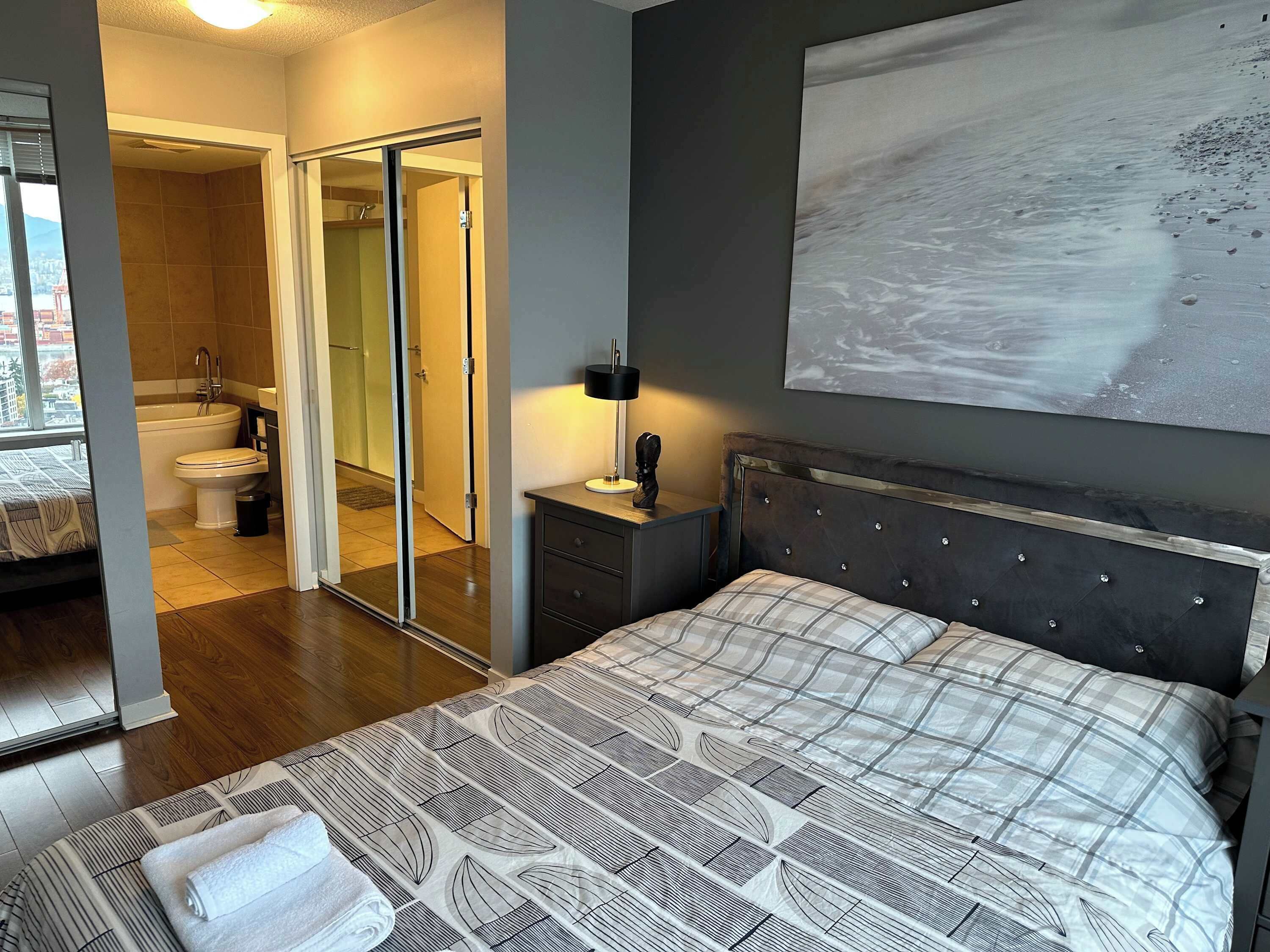 2 bedrooms, desk, iron/ironing board, WiFi