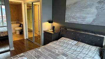 2 bedrooms, desk, iron/ironing board, WiFi