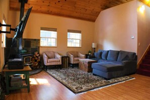 TV, fireplace - Cottage in the Pines – Family Cabin w/ Lake Access & Fenced Yard in Twain Harte (Twain Harte)