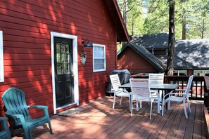 Outdoor dining - Cottage in the Pines – Family Cabin w/ Lake Access & Fenced Yard in Twain Harte (Twain Harte)