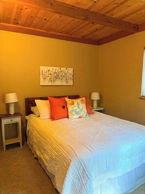 3 bedrooms, WiFi, bed sheets - Cottage in the Pines – Family Cabin w/ Lake Access & Fenced Yard in Twain Harte (Twain Harte)
