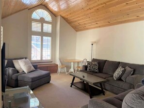 TV, fireplace, video games - Papi`s Den (Twain Harte)