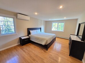 4 habitaciones, tabla de planchar con plancha, wifi y ropa de cama 