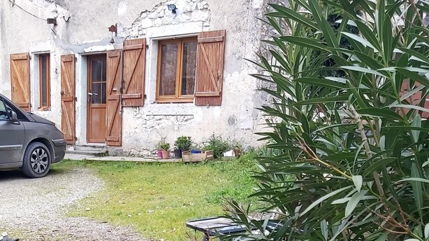 A rustic building with wooden shutters, a car parked in front, and a small garden area. - Country house - Ideal for a team of workers (Nérac)