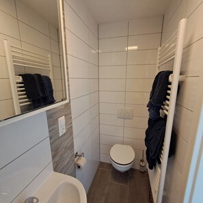Dusche, Handtücher, Seife, Toilettenpapier