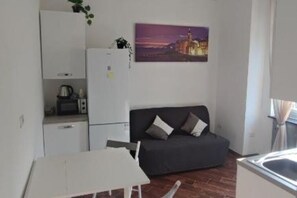 Smart TV, books - Home Colors Apartment (Genova)