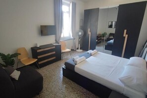 1 habitación, tabla de planchar con plancha, wifi gratis y ropa de cama 