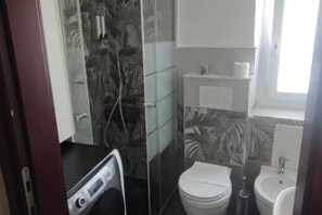 Shower, free toiletries, hair dryer, bidet - Home Colors Apartment (Genova)
