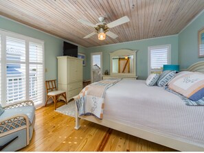 3 bedrooms, free WiFi, bed sheets - Gulf Beach Retreat, just steps from the sand of Anna Maria!  Private heated pool (Holmes Beach)