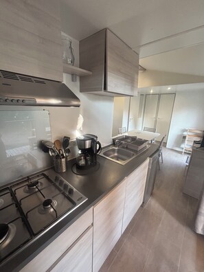 Fridge, microwave, stovetop, dishwasher - 2 steps from megaliths and 3 km from beaches, mobile home in 5-star campsite. (Carnac)