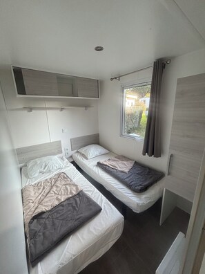 3 bedrooms, Internet - 2 steps from megaliths and 3 km from beaches, mobile home in 5-star campsite. (Carnac)