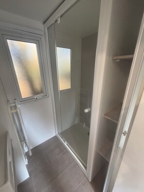 Shower, hair dryer - 2 steps from megaliths and 3 km from beaches, mobile home in 5-star campsite. (Carnac)