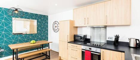 Microondas, horno, utensilios de cocina