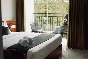 Escritorio, tabla de planchar con plancha y wifi gratis