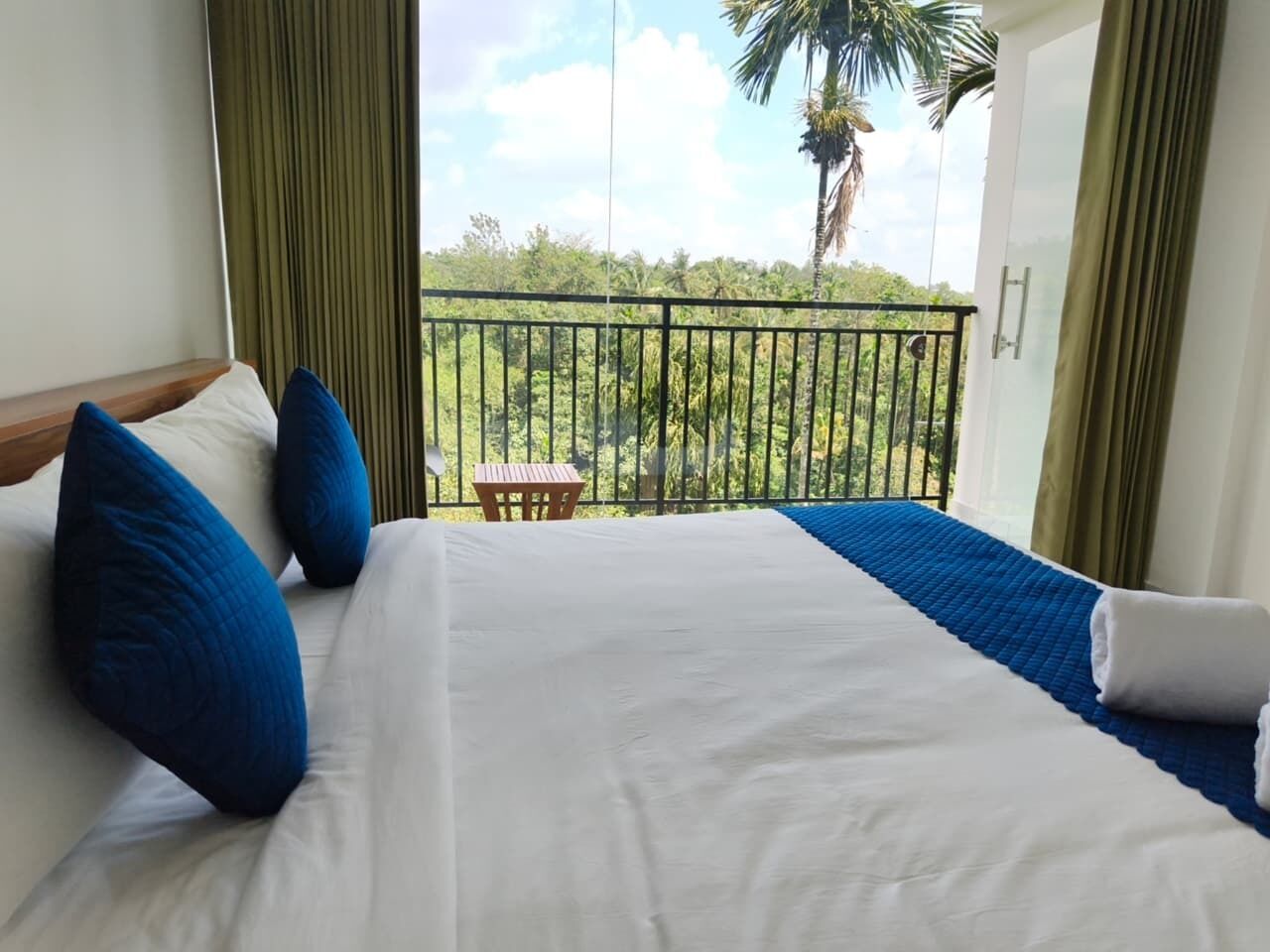 Escritorio, tabla de planchar con plancha y wifi gratis 