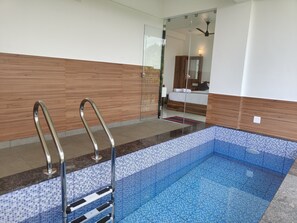 ラグジュアリー ダブルルーム バルコニー レイクビュー | デスク、アイロン / アイロン台、WiFi (無料)